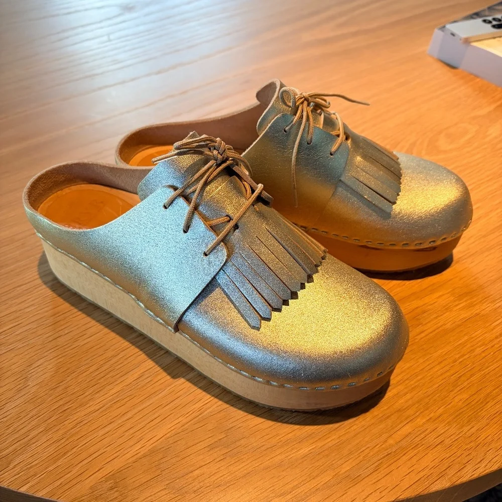 Bryr Zoe with Kilt, Platform size 8 in White Gold - NWOT - size 38 / 8 - Picture 2 of 8